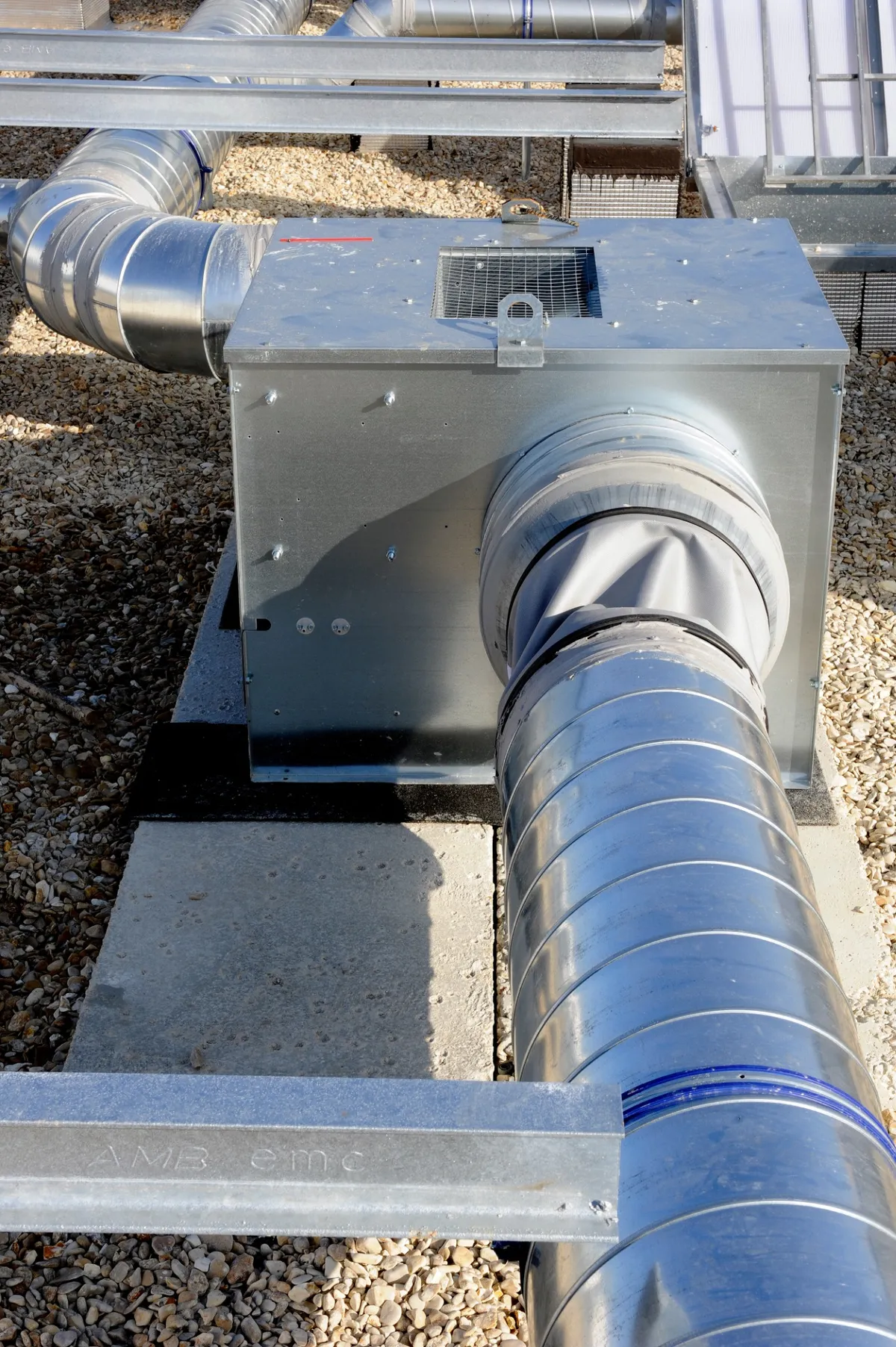 Réseau de gaines de ventilation sur un toit pour climatisation et aération d'un bâtiment commercial.