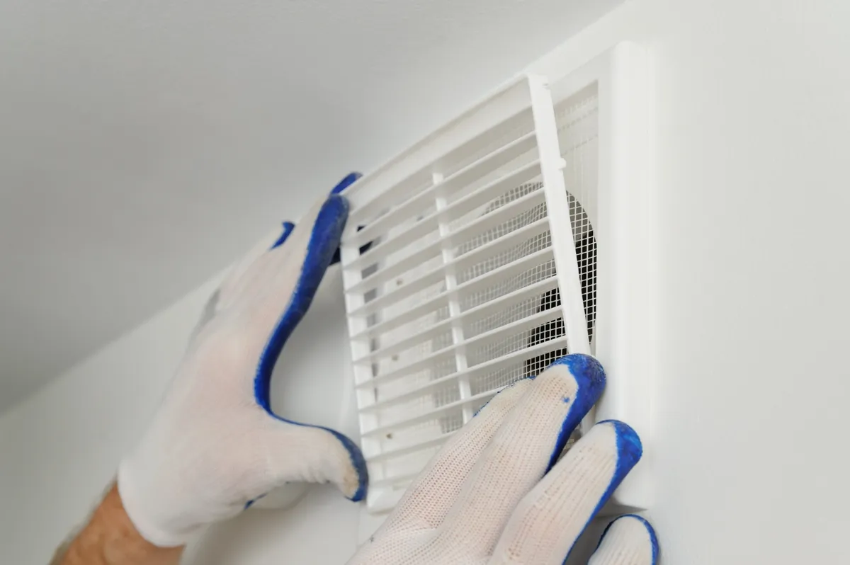 Installation d'une grille de ventilation par un plombier spécialisé en systèmes d'aération à Lyon.